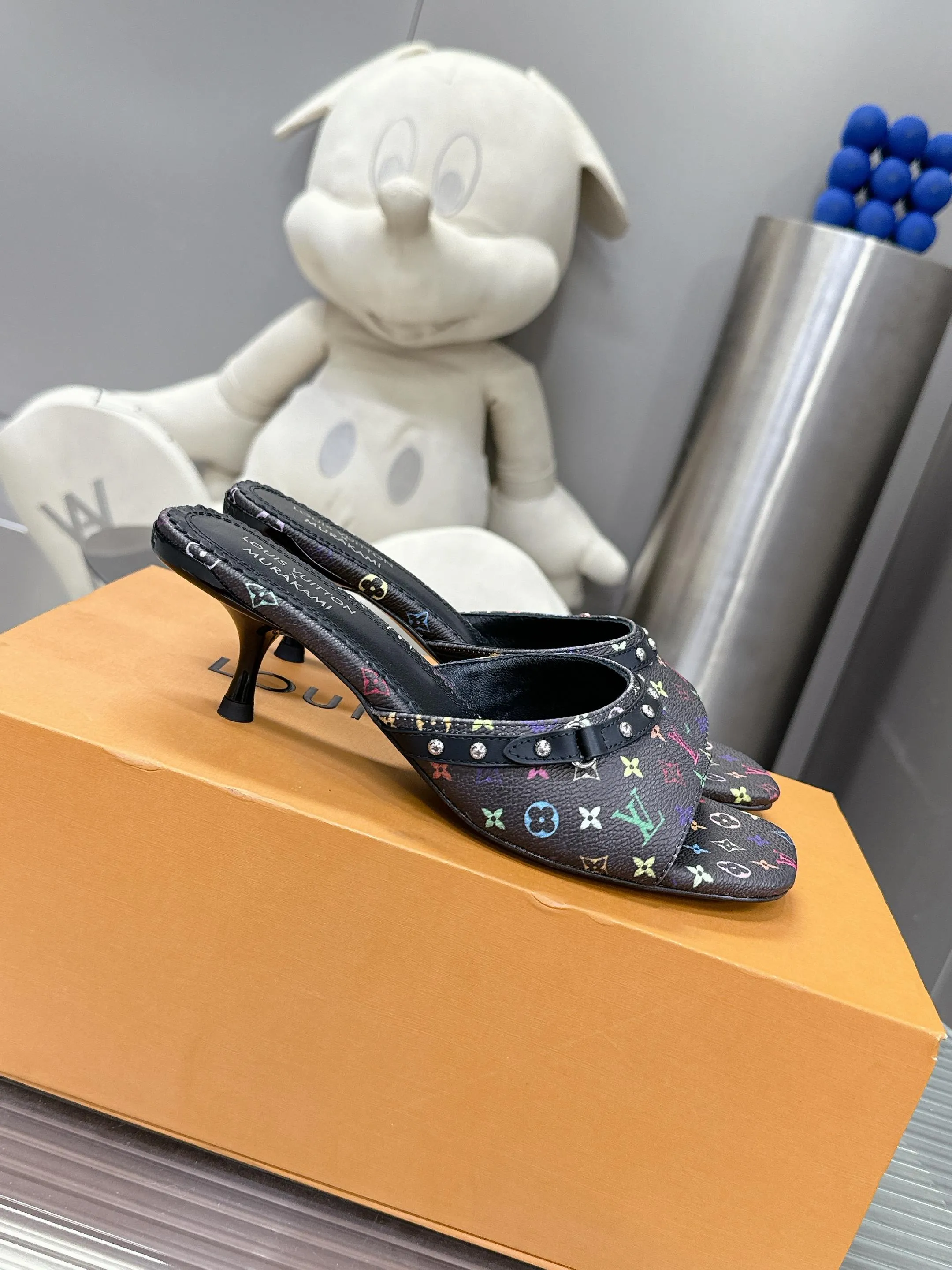 👟👟Ex-factory price 480👟👟 Cat heels 5.5Cmm [Genuine leather outsole] 𝐋𝐨𝐮𝐢𝐬 𝐕𝐮𝐢𝐭𝐭𝐨𝐧 24S spring and summer new denim denim cat heels series Lv presbyopia becomes more and more attractive the more you look at it Adding denim adds a bit more playfulness. It looks great when paired with shorts, short skirts and wide-leg trousers in summer. Kitten heels also have a certain height. A must-have for sisters in summer. Sizes 35-42